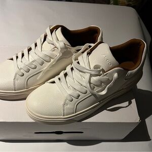 Aldo  Men's 7 women's 9 non slip ,thick rubber soul white great work shoes